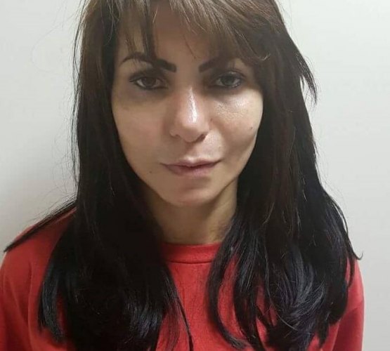 Mulher manda cortar barriga de gestante para roubar bebê