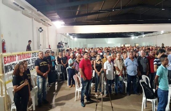 Protesto contra elevação do lago é realizado em audiência da Santo Antônio Energia