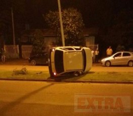 Motorista perde controle e capota carro no centro 