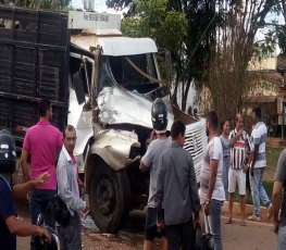 Caminhão fica destruído em acidente na BR-364