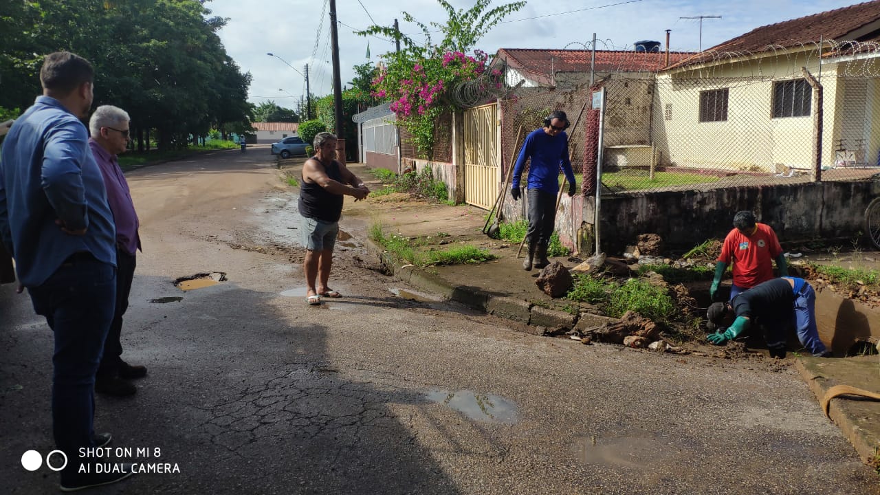 LIMPEZA: Atendendo Marcio Pacele, Semusb desobstrui bocas de lobo na avenida 7 de Setembro