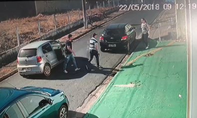 VEJA O VÍDEO: Dupla rouba carro na porta de escola em Cuiabá; mãe consegue 