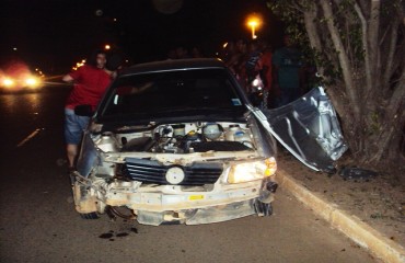 ACIDENTE ANUNCIADO - Mulher perde controle de carro em buracão da avenida Costa e Silva - Fotos e vídeo