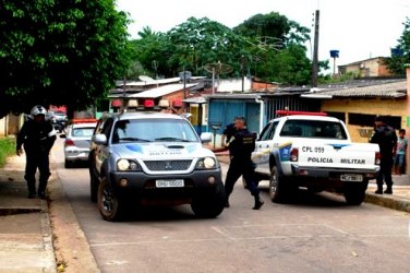 Bandidos roubam R$ 20 mil de mulher na porta de casa