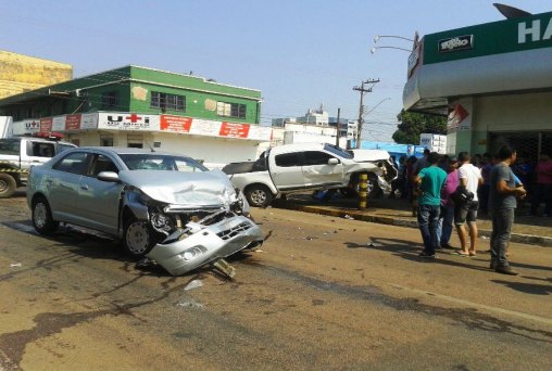  Motorista avança cruzamento e provoca forte colisão