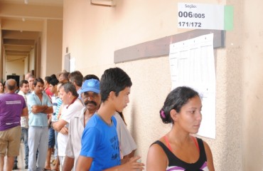 ELEIÇÕES 2012 -  Algumas escolas registram longas filas em seções de votações