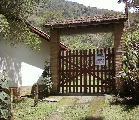 Proprietária é surpreendida com placa de venda em seu imovel