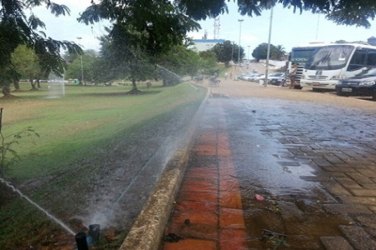 CENA DA CIDADE – Esguichos da praça EFMM apresentam defeitos e alagam vias de acesso - FOTOS