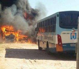 Incêndio destrói ônibus de empresa em Nova Mutum