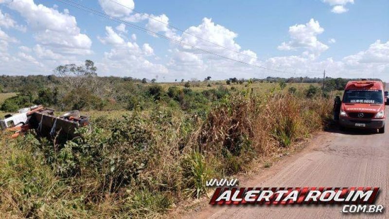 BURACOS: Caminhão tomba na RO-010 após motorista perder o controle