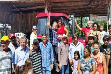 Ezequiel Júnior entrega trator à associação