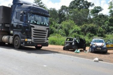 Homem provoca acidente envolvendo carreta e viatura da PRF