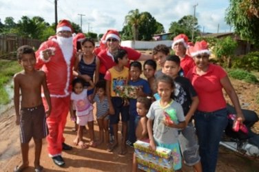 Crianças recebem presentes de Natal da ação solidária