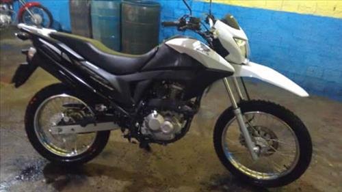 Ladrões furtam motocicleta e rifle de residência