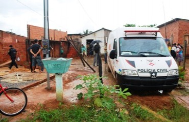 Homem é esfaqueado, agoniza e morre após bebedeira - Fotos de alto impacto