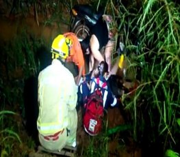 Motociclista fica seriamente ferida ao cair em buraco

