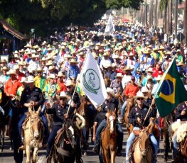 Mais de 5 mil pessoas acompanharam a cavalgada de abertura da 34ª Expoari