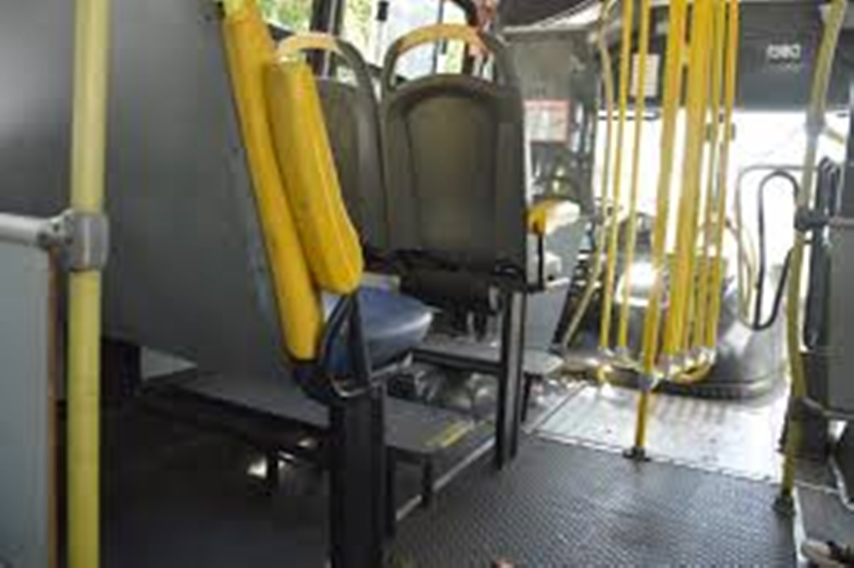 DE NOVO: Criminosos invadem ônibus e fogem levando todo o dinheiro de motorista