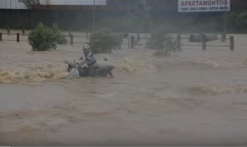 Após 5 horas de chuva igarapé transborda e deixa várias famílias desabrigadas