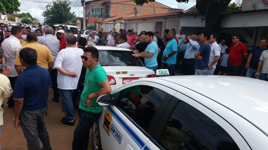 Taxistas pressionam vereadores para liberar táxi compartilhado na capital