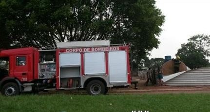 Tanque de combustível é incendiado no centro da cidade