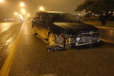 Rapaz perde controle e carro invade canteiro de rotatória da BR-364