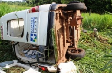 JARU -  Ambulância capota na BR 364 e mata paciente que estava sendo socorrido