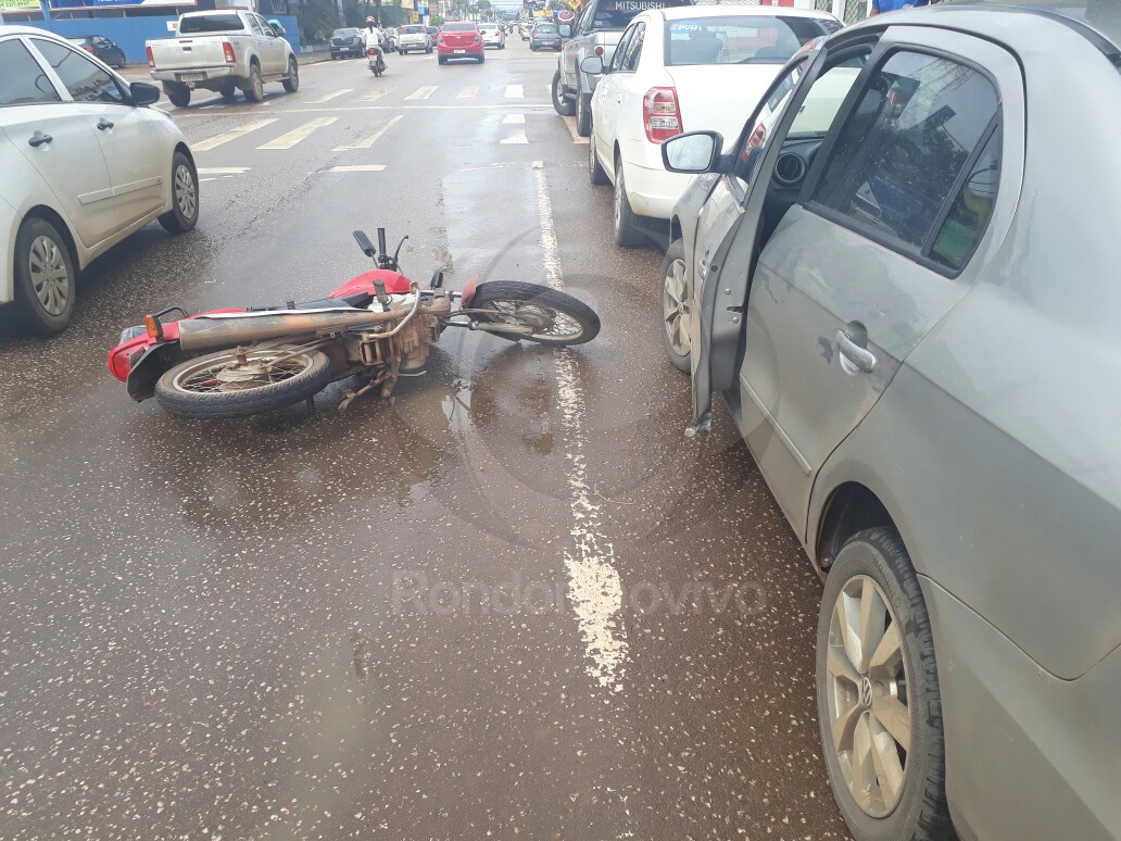 GRAVE: Motorista abre porta de carro e provoca acidente com moto