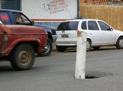 ALERTA - Cratera na rua Abunã é sério risco de acidente para motoristas