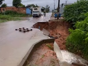 VÍDEO: Chuva desbarranca parte da Av. Campos Sales em Porto Velho