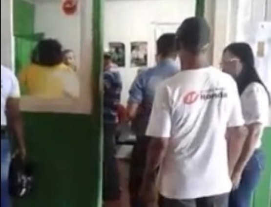 Mulher surta e quebra clínica e prefeitura ao saber que não havia pediatra - VÍDEO