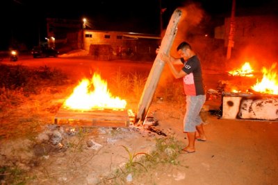 PROTESTO - População insatisfeita com poder público fecha rua na capital
