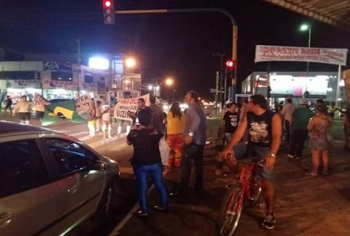 Manifestantes fazem protesto com queima de fogos e buzinaço em Porto Velho