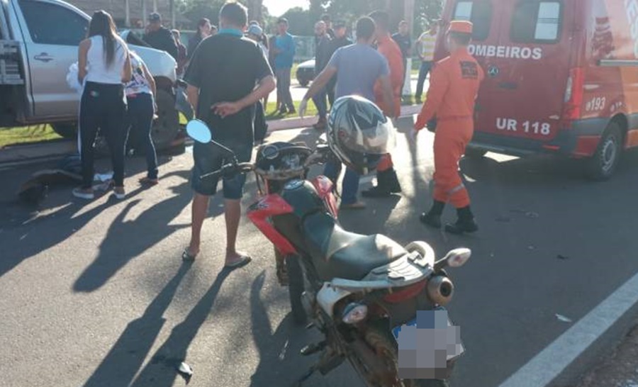 COLISÃO: Mãe e filho sofrem grave acidente no centro de Cerejeiras