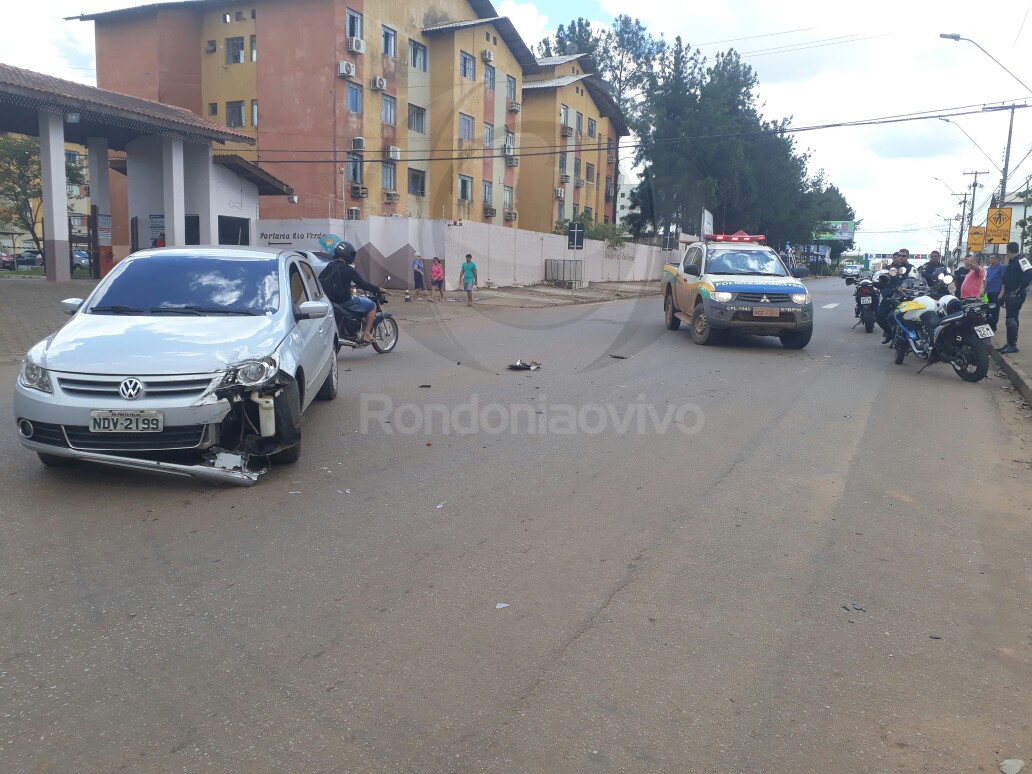 FRONTAL: Cabo da PM fica ferido em grave colisão com carro na capital