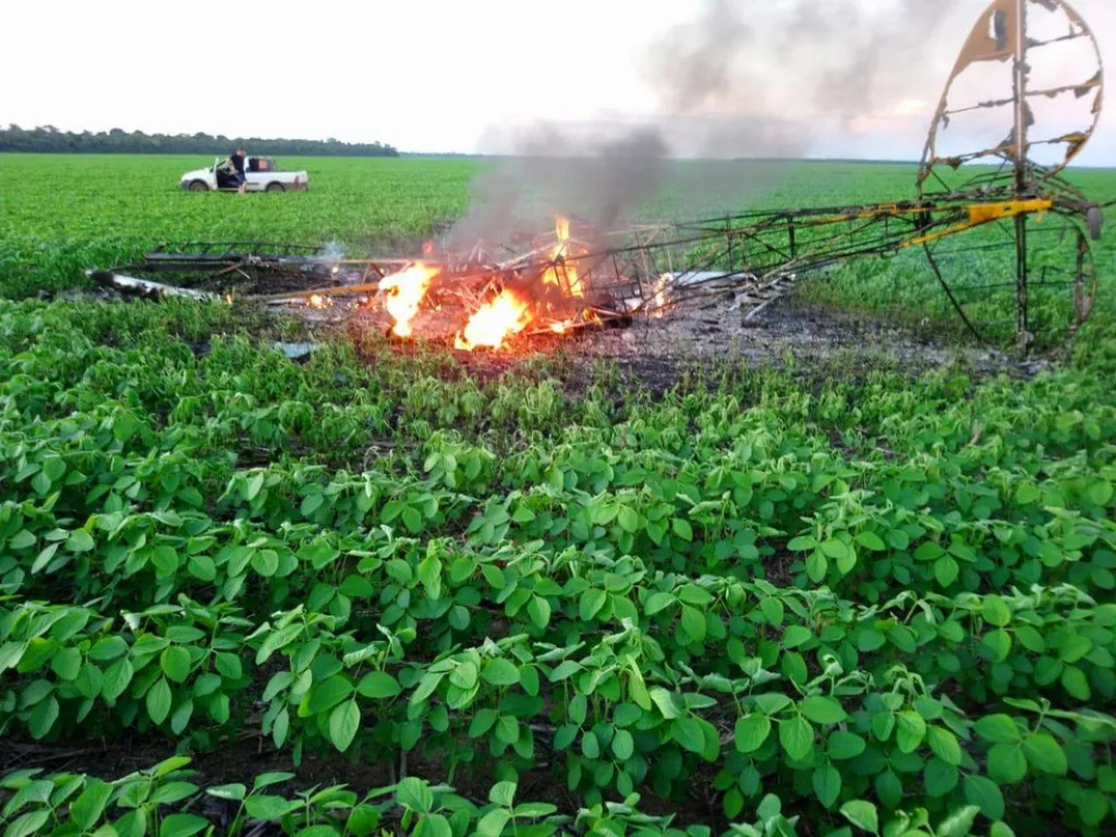 FATALIDADE: Avião cai, pega fogo, familiares de piloto tentam salvá-lo