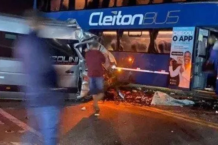 ACIDENTE: Van com torcedores do Corinthians bate em ônibus e deixa 3 mortos e 12 feridos