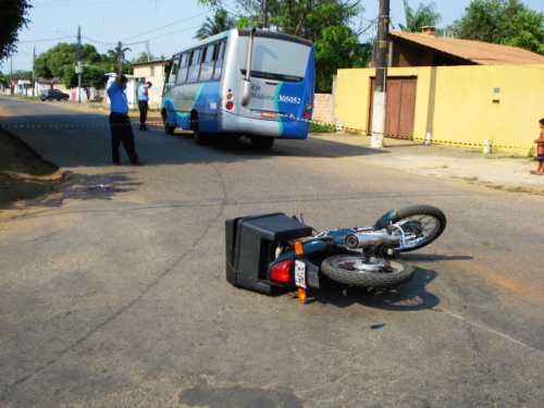 Acidente entre moto e microônibus resulta na morte de motociclista - Foto