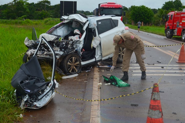 FRONTAL: Servidora pública e policial civil ficam gravemente feridos em colisão com carreta na BR-364