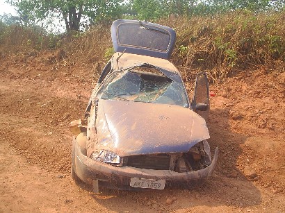 Carro que capotou conduzia quatro apenados da Colônia Penal