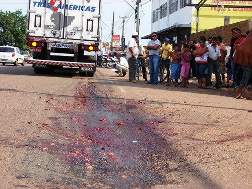  Mulher é atropelada e morta por carreta na avenida Jorge Teixeira - Foto de Alto Impacto