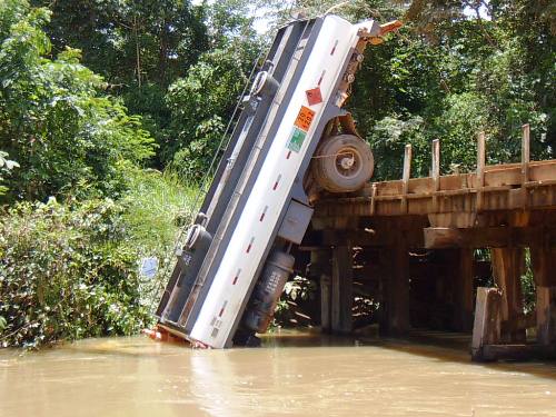 Caminhão carregado com diesel cai no Rio Preto e provoca acidente ecológico  - Veja fotos