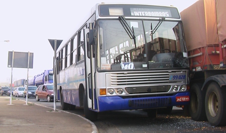 Acidente envolve carreta e ônibus na rotatória das avenidas Jorge Teixeira com Imigrantes - Veja fotos