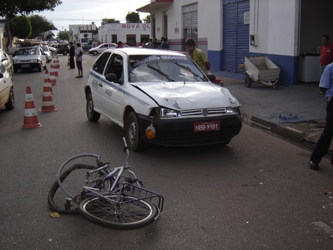 Taxista atropela dois ciclistas e bate em carro estacionado - Confira as fotos