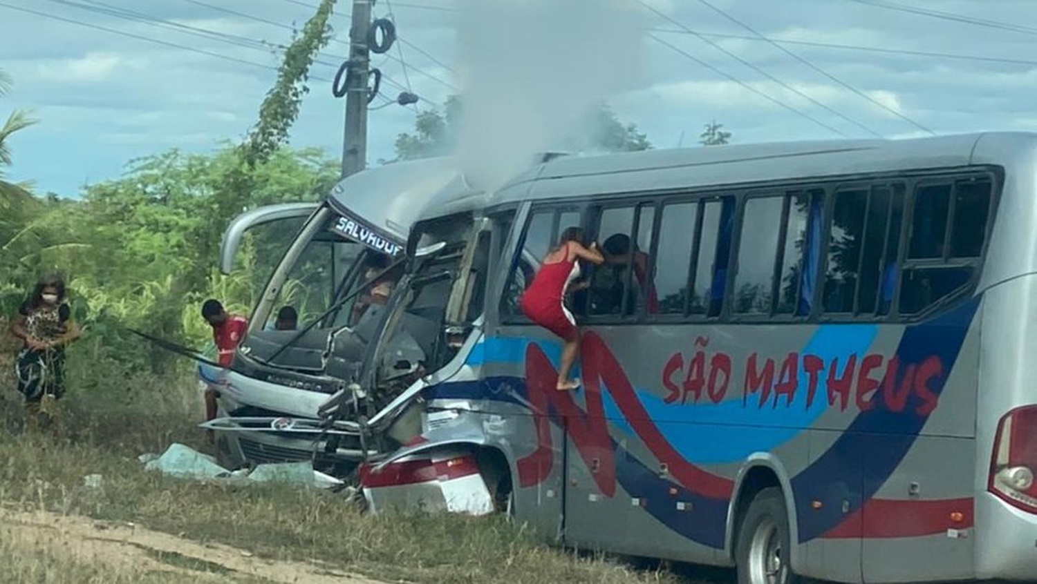 ACIDENTE: Batida entre dois ônibus deixa dois mortos e 15 feridos