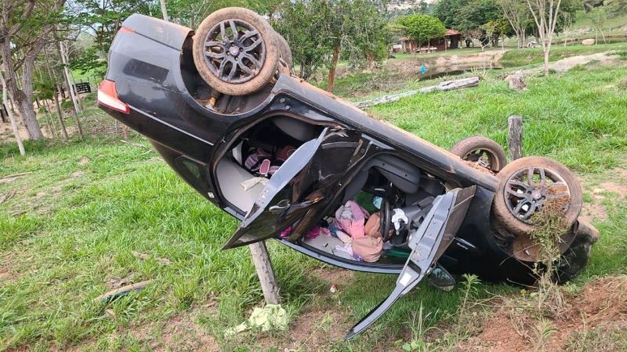 ROLIM DE MOURA: Mãe e bebê ficam feridas após carro capotar na RO-383