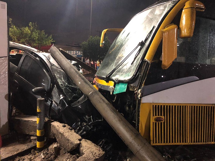 ACIDENTE GRAVE: Ônibus perde o controle e atinge carros e posto de gasolina