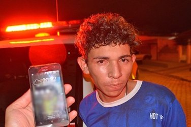 Policial prende suspeito que roubou celular de jovem