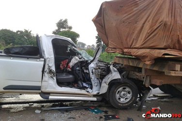 Caminhão carregado de madeira provoca grave acidente na BR 364