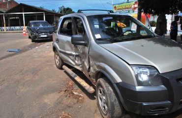 Trecho sem sinalização motiva acidente envolvendo três veículos na região central de Porto Velho - Fotos e vídeo